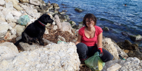 Carola Farci, la professoressa che gira l’Europa in cerca di spiagge da pulire